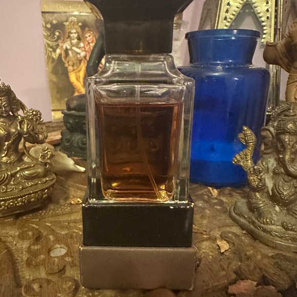 Tom Ford Ébène Fumé Eau de Parfum in Black and Gold - Picture 2 of 8